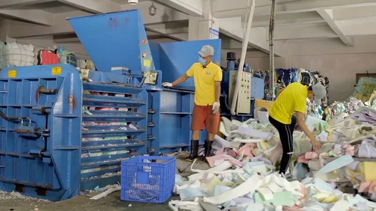 مراحل الإنتاج للإسفنج